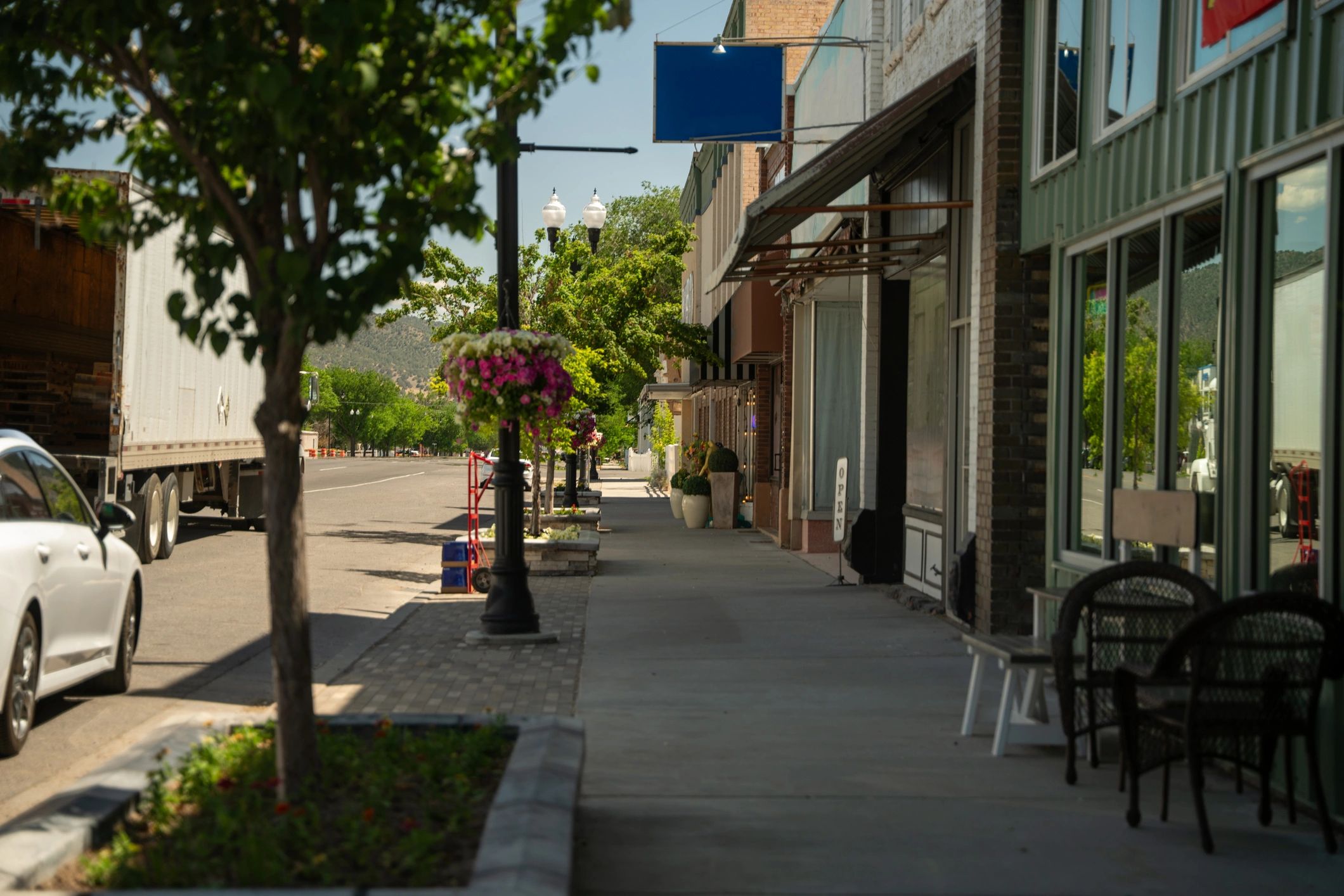 Storefront outdoor seating area suitable for retractable awnings